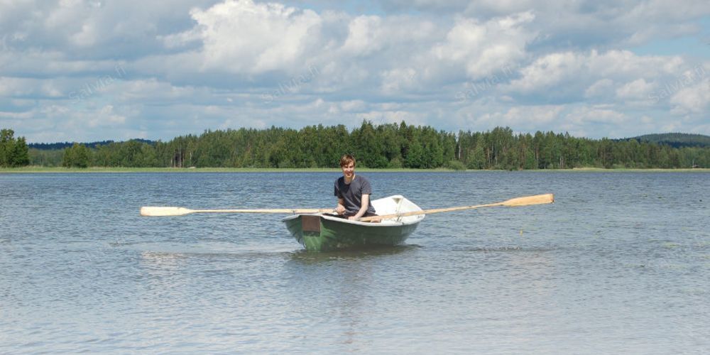 Soutuvene Päijänteellä Salvian vuokramökkien rannassa