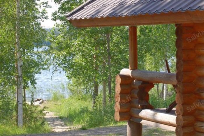 Grillikatos ja polku järven rantaan Salvian tilalla