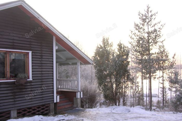 Katajamäen vuokramökki talvimaisemassa