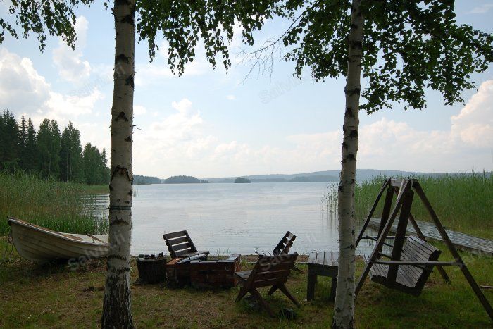 Katajamäen rantamaisema Päijänteellä kesällä