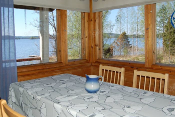 Mäntymäen mökin ruokailutila, ikkunoista näkyy Päijänne