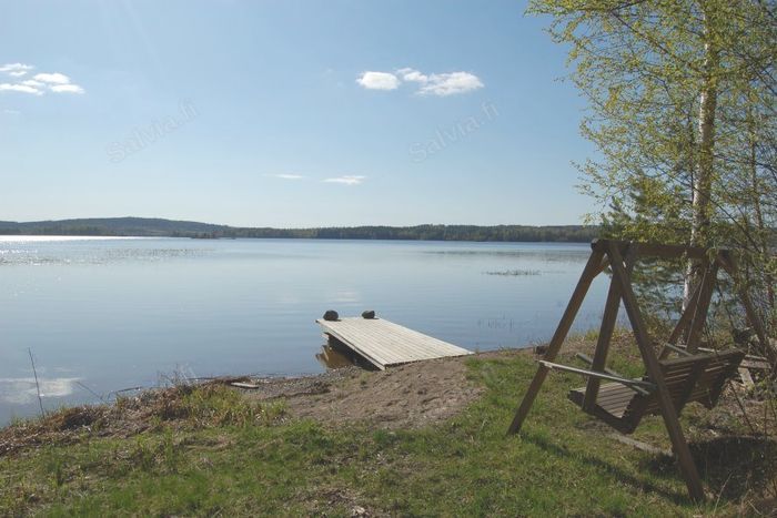 Niittylän rantamaisema, laituri ja keinu Päijänteen rannalla