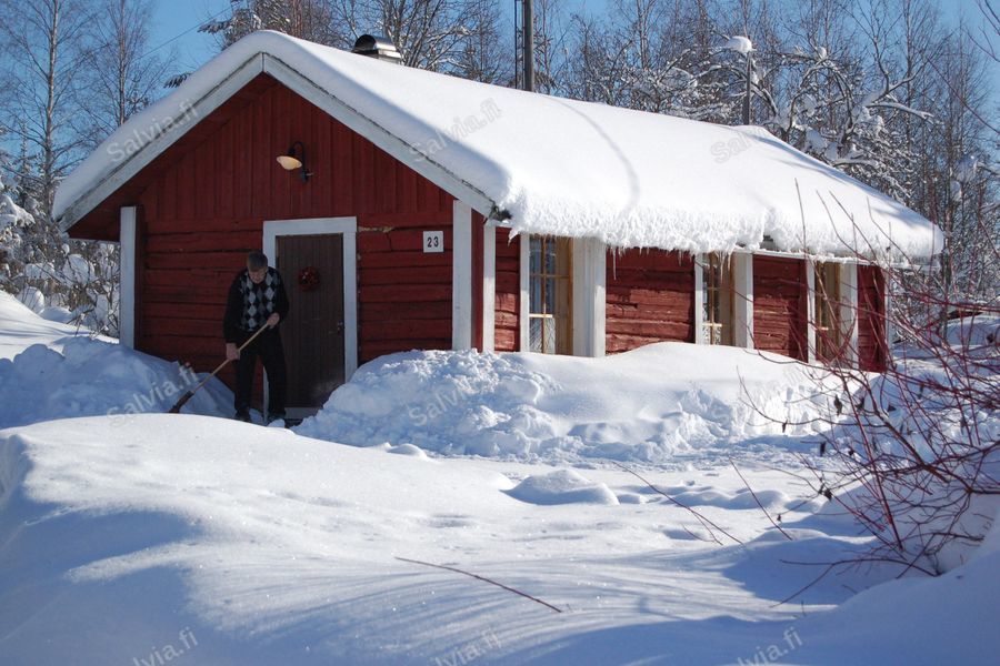 Vuokramökki Röykkölä: punainen hirsimökki metsän reunassa